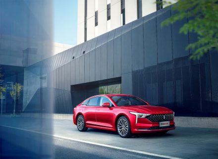 التقنيات الحديثة في بيستون B70 2025.. سيارة سيدان بمواصفات فاخرة