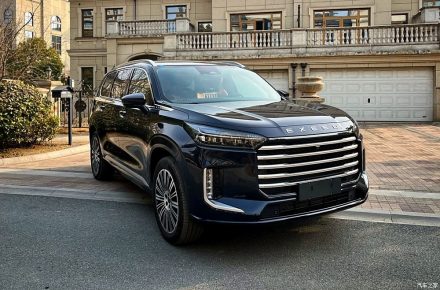 إكسيد VX – C-DM: الصور الحصرية لأول مرة على أرض الواقع لسيارة SUV هجينة تجمع بين الفخامة والأداء