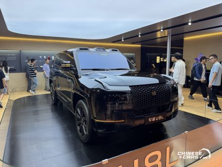 Yangwang U8L: SUV ملكية بامتياز من BYD – مقاعد Zero Gravity، شعارات من ذهب، ومنصة e⁴ الخارقة