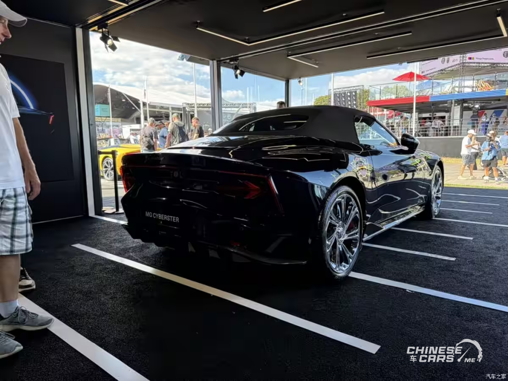 MG Cyberster Black Edition: نسخة خاصة بلمسة سوداء فاخرة تنطلق عالميًا من مهرجان جودوود للسرعة 2025 4 شبكة السيارات الصينية – MG Cyberster Black Edition: نسخة خاصة بلمسة سوداء فاخرة تنطلق عالميًا من مهرجان جودوود للسرعة 2025