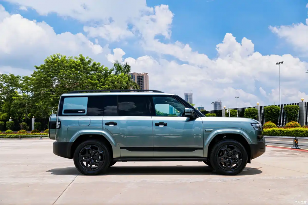 شبكة السيارات الصينية – ليوبارد T7 (فانغ تشنغ باو TAI 7): SUV هجينة متقدمة بتصميم مغامر وتكنولوجيا فائقة