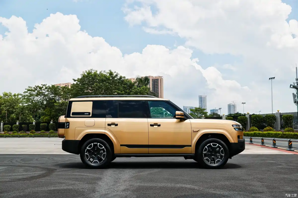 شبكة السيارات الصينية – ليوبارد T7 (فانغ تشنغ باو TAI 7): SUV هجينة متقدمة بتصميم مغامر وتكنولوجيا فائقة