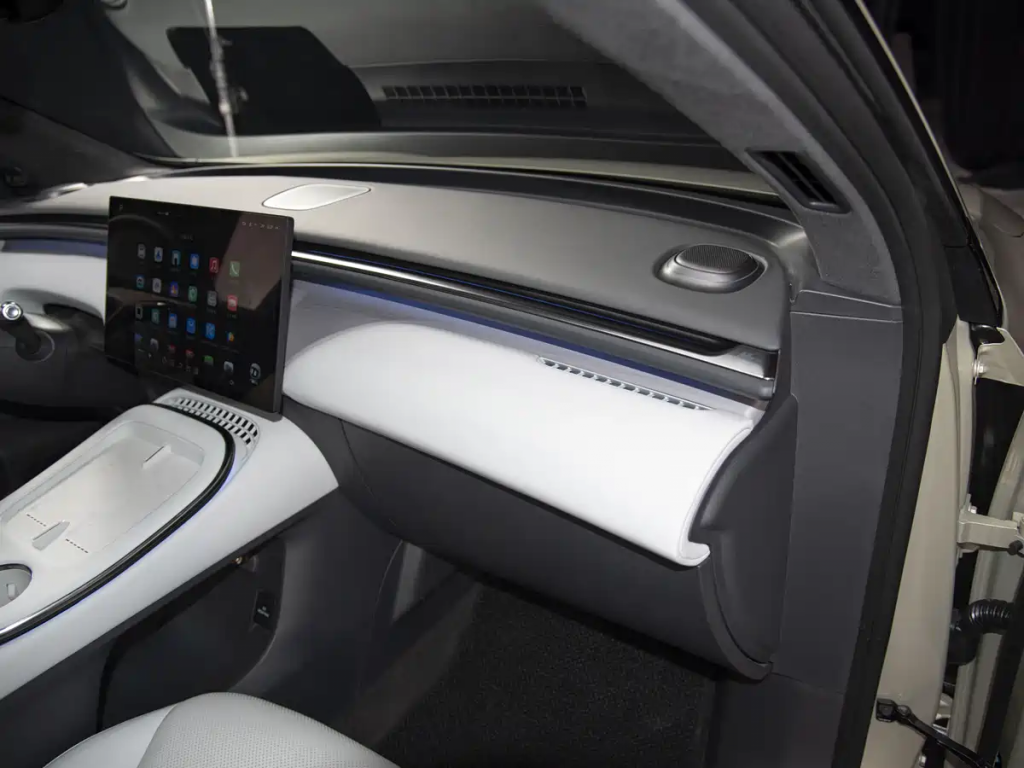 رسميًا: إطلاق سيارة Xpeng G7 2025 الجديدة – SUV كهربائية ذكية بمدى 702 كم وسعة حوسبة مذهلة 2250TOPS 16 شبكة السيارات الصينية – رسميًا: إطلاق سيارة Xpeng G7 2025 الجديدة – SUV كهربائية ذكية بمدى 702 كم وسعة حوسبة مذهلة 2250TOPS