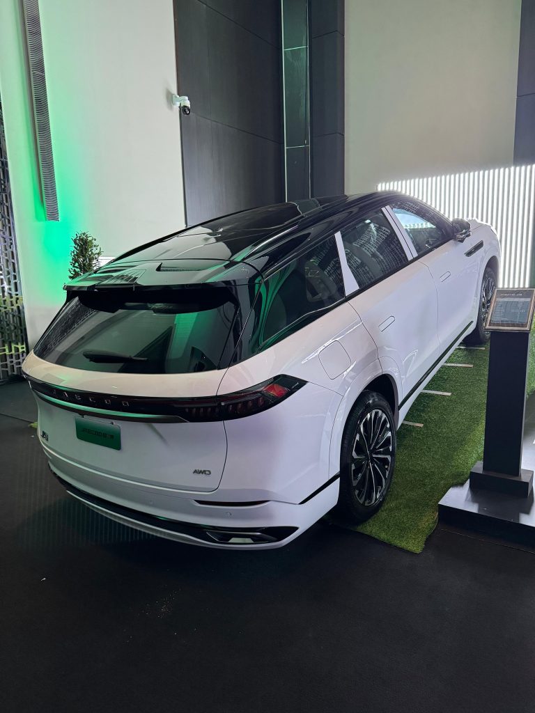 شبكة السيارات الصينية – جايكو J8 PHEV الهجينة – الفخامة والقوة في ظهورها الرسمي بحفل "جايكو داي" في الرياض
