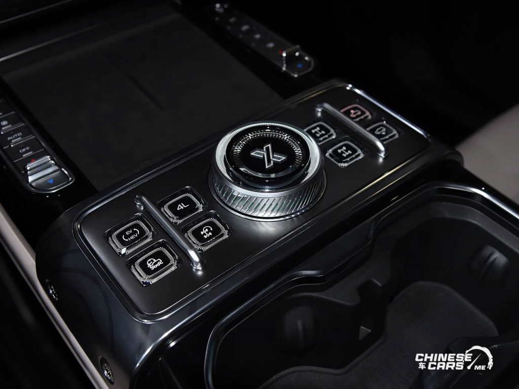 شبكة السيارات الصينية – جيتور G700 يظهر رسميًا في معرض تشنغدو 2025 بنسخ خاصة وتجهيزات هجينة فائقة القوة