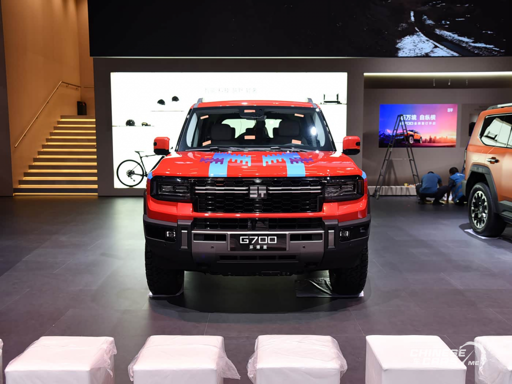 شبكة السيارات الصينية – جيتور G700 يظهر رسميًا في معرض تشنغدو 2025 بنسخ خاصة وتجهيزات هجينة فائقة القوة