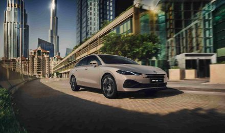 إم جي 8 PHEV الجديدة كلياً 2025: سيدان هجينة بمدى قياسي يصل إلى 1,650 كم في الشرق الأوسط رسميًا