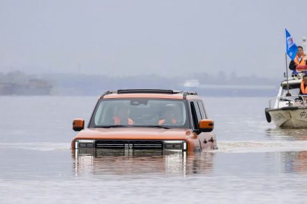 إنجاز تاريخي: جيتور G700 أول SUV في العالم تعبر نهر اليانغتسي – استعراض مذهل لقوة الهندسة الصينية