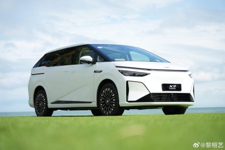 Xpeng X9 EREV تكتسح قطاع MPV الفاخرة: منصة 800V ومدى 1602 كم وميزات الهيكل السلكي