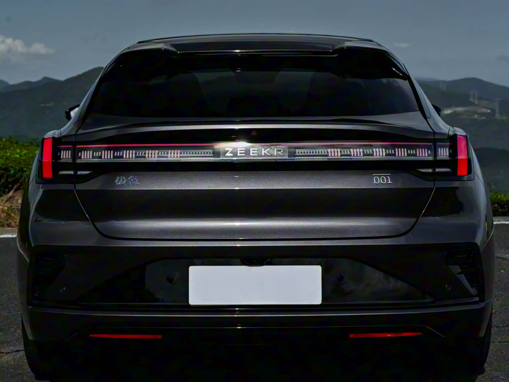 شبكة السيارات الصينية – إطلاق زِيكر 001 المحدثة في الصين – منصة 900V فائقة، أداء 912 حصان، وتسارع 2.8 ثانية فقط!