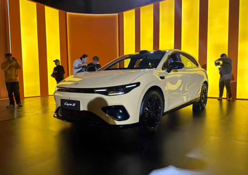 ليب موتور Lafa5 الجديدة: كهربائية مدمجة بذكاء متقدم وشريحة 8295 وسعر يبدأ من 55,000 ريال سعودي 3 شبكة السيارات الصينية – ليب موتور Lafa5 الجديدة: كهربائية مدمجة بذكاء متقدم وشريحة 8295 وسعر يبدأ من 55,000 ريال سعودي