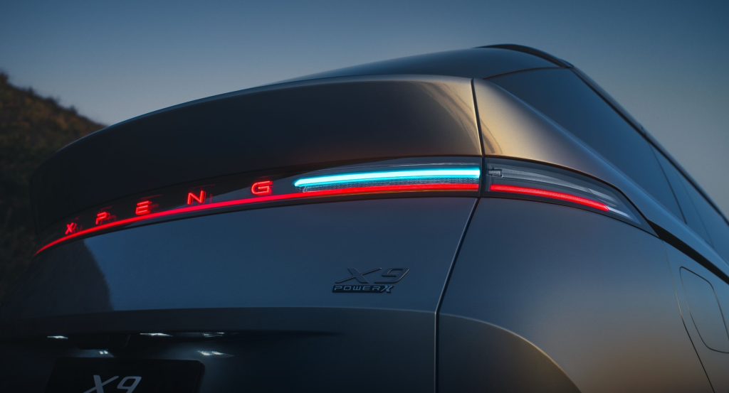 شبكة السيارات الصينية – Xpeng X9 REEV الجديدة: فخامة الـMPV الذكية بمدى 1602 كم وتقنية شحن فائق 5C.