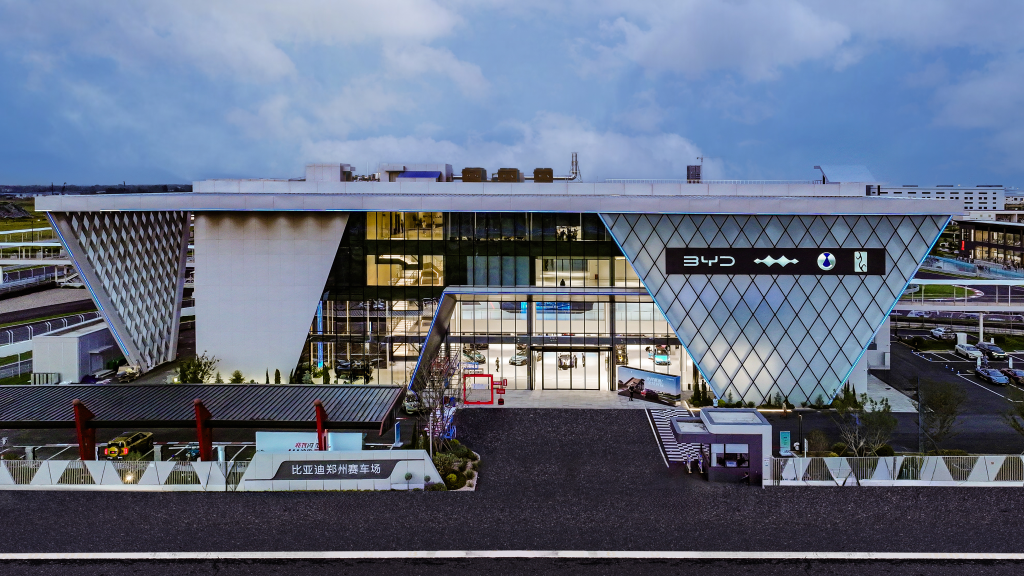 شبكة السيارات الصينية – داخل مضمار BYD في تشنغتشو: أكبر منشأة اختبار وتطوير للقيادة الذكية والمركبات الكهربائية في وسط الصين