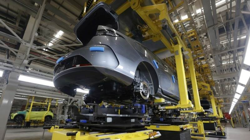 شبكة السيارات الصينية – داخل أكبر مصنع سيارات طاقة جديدة في الصين: جولة داخل مصنع BYD في تشنغتشو… حيث يتم تصنيع سيارة كل دقيقة وبطارية كل 3 ثوانٍ