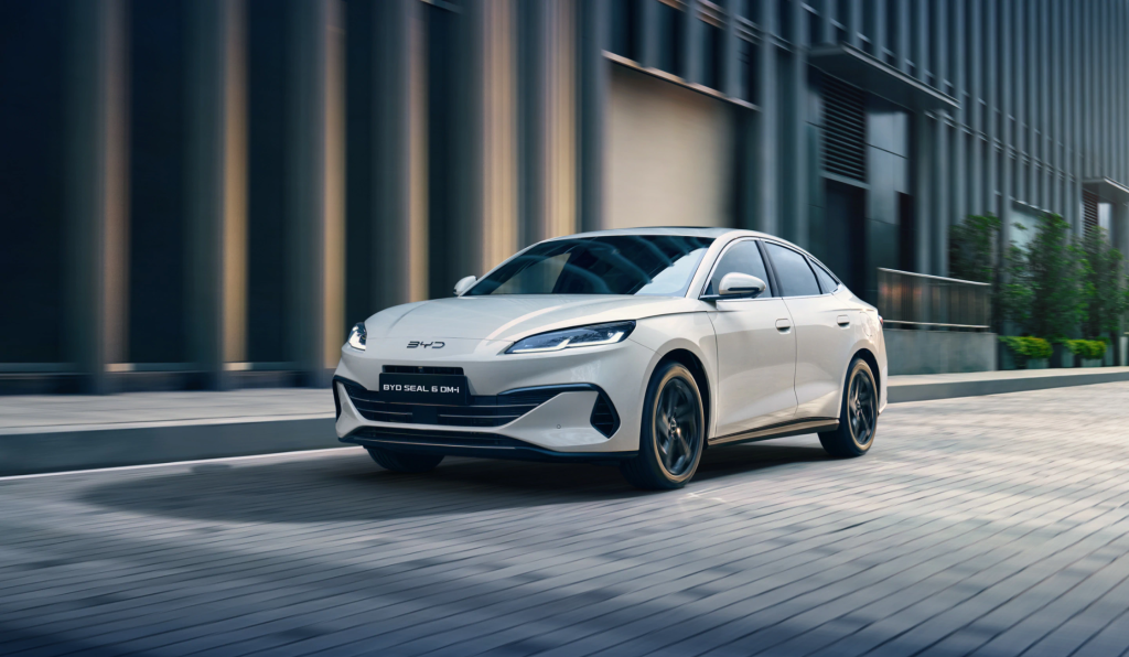 BYD SEAL 6 DM-i: سيدان هجينة بمدى 1500 كم تدخل أوروبا وقريبًا في أسواق الشرق الأوسط.