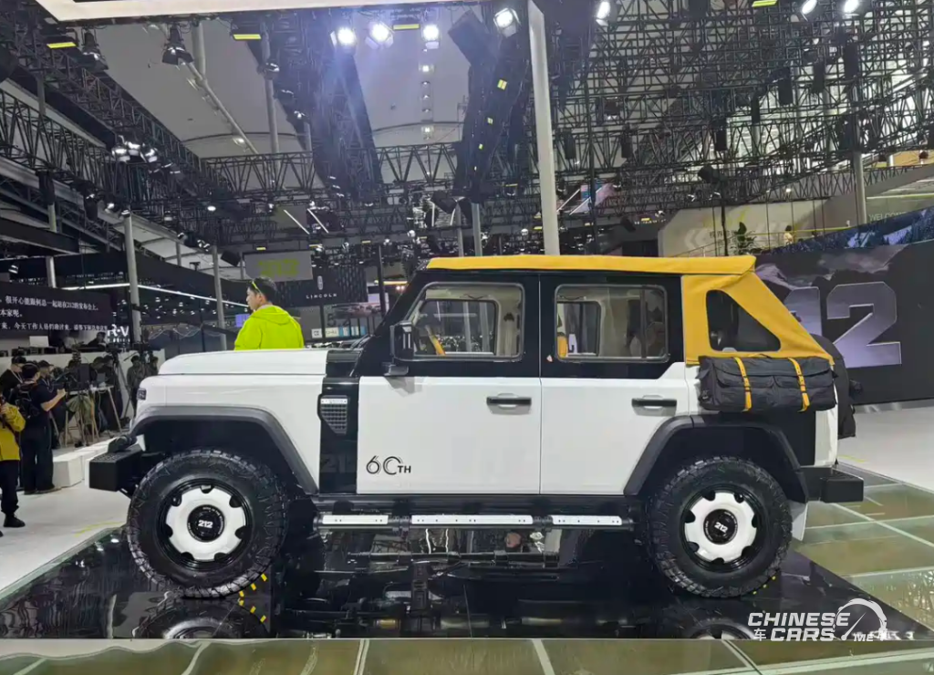 شبكة السيارات الصينية – 212 T01 بنسخة الذكرى الستين يظهر لأول مرة في معرض قوانغتشو 2025 بتصميم سقف قماشي وطابع كلاسيكي مميز