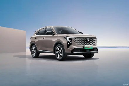 شانجان CS55 PLUS PHEV (المعروفة بـ Uni-S) –  هجينة بتقنيات ذكية ومدى كهربائي 125 كم في الصين.