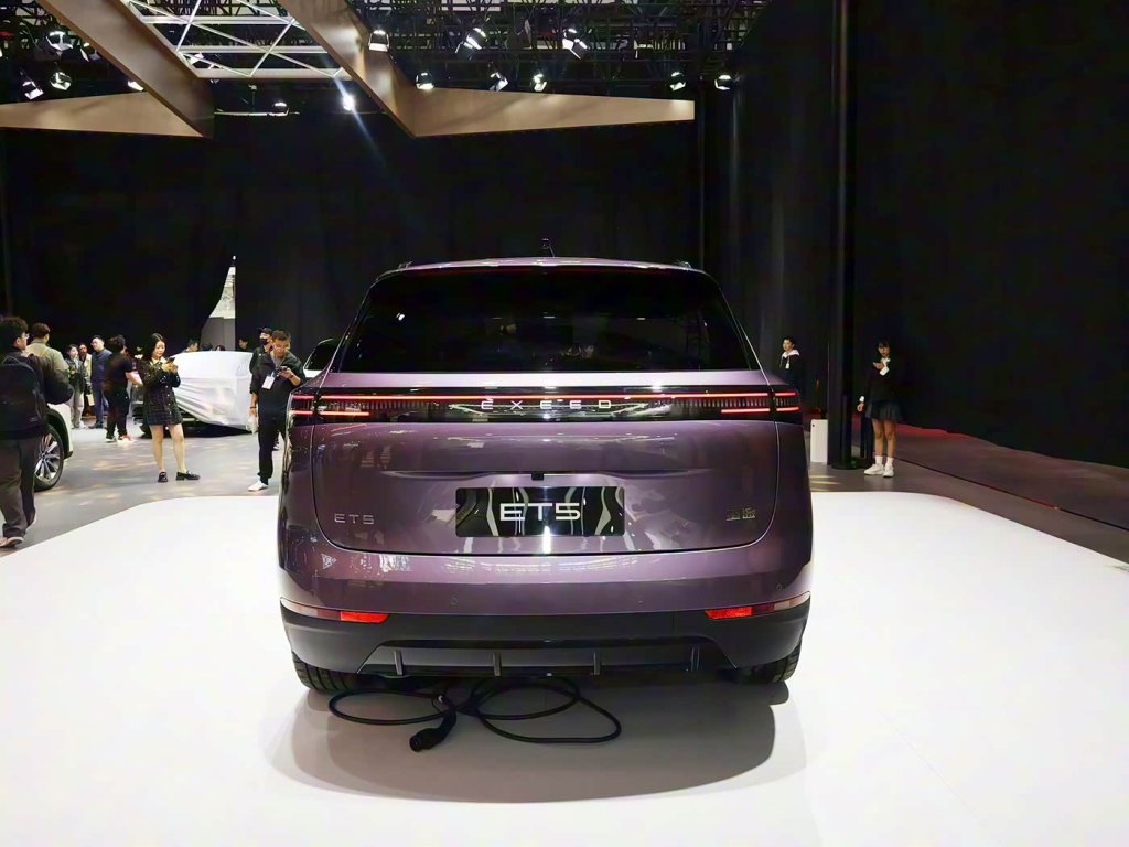 إكسيد ستيرا ET5 الجديدة تُشعل السوق الصيني: أكثر من 5000 طلب خلال 3 ساعات فقط بعد الإطلاق الرسمي 18 شبكة السيارات الصينية – إكسيد ستيرا ET5 الجديدة تُشعل السوق الصيني: أكثر من 5000 طلب خلال 3 ساعات فقط بعد الإطلاق الرسمي