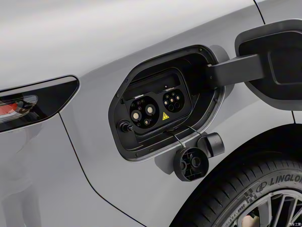 إطلاق ليب موتور Lafa 5 بسعر يبدأ من 48 الف ريال في الصين: الهاتشباك الكهربائية الرياضية التي تخطف الأنظار 18 شبكة السيارات الصينية – إطلاق ليب موتور Lafa 5 بسعر يبدأ من 48 الف ريال في الصين: الهاتشباك الكهربائية الرياضية التي تخطف الأنظار