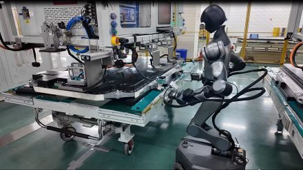 CATL تطلق أول خط إنتاج بطاريات في العالم يعمل بالكامل بروبوتات بشرية ذكية… ثورة غير مسبوقة في صناعة الطاقة الكهربائية