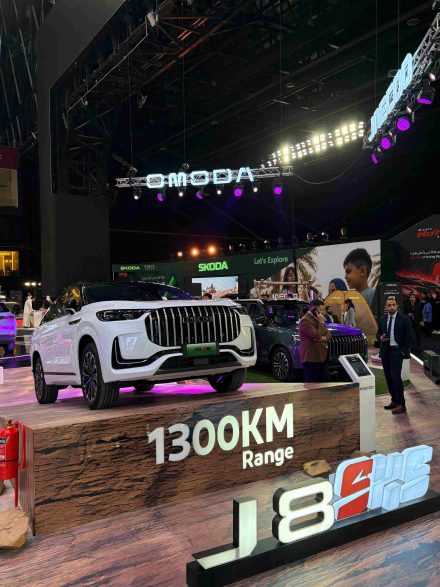 جايكو J8 الهجينة تظهر في معرض الرياض للسيارات 2025