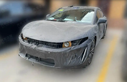 BYD تستعد لإطلاق “Big Han”… سيدان فلاجشيب جديدة فوق Han L قادمة في 2026