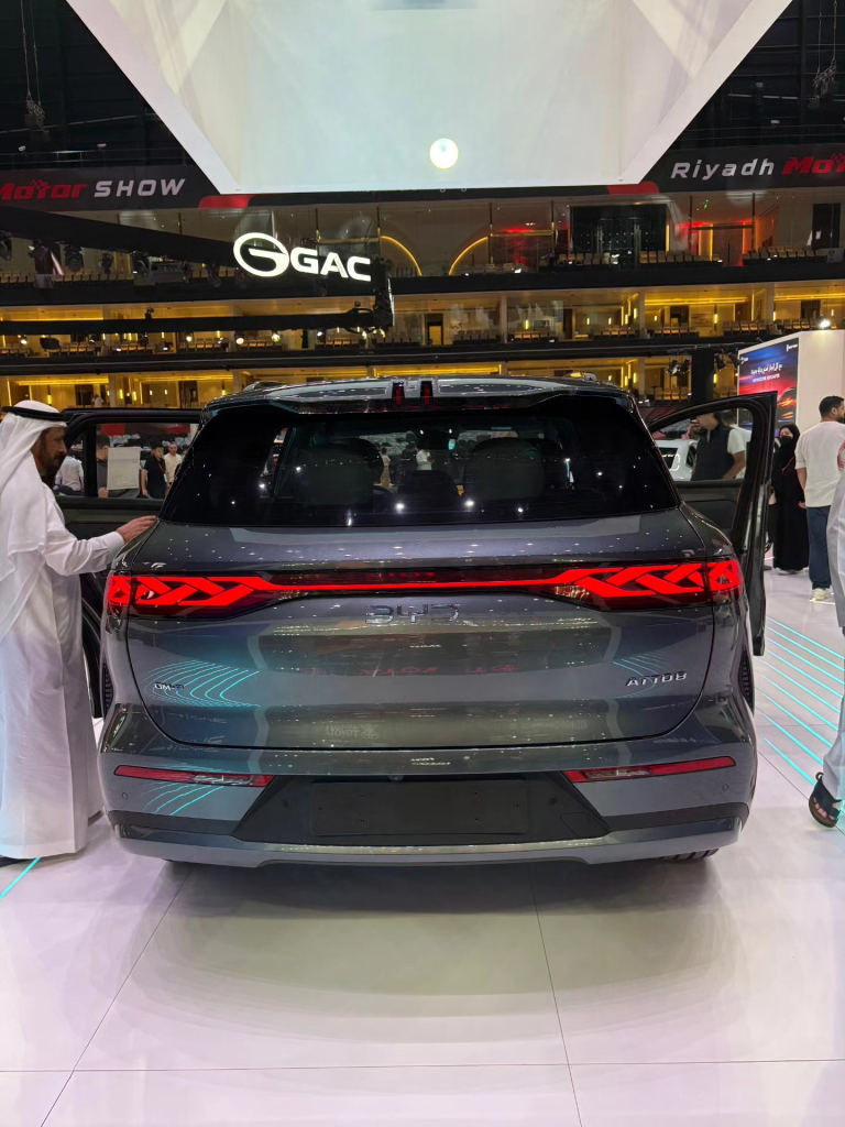 BYD ATTO 8 الجديدة: SUV هجينة بسبعة مقاعد تعيد تعريف التنقل العائلي في السعودية وتظهر رسميًا بمعرض الرياض للسيارات 2025 3 شبكة السيارات الصينية – BYD ATTO 8 الجديدة: SUV هجينة بسبعة مقاعد تعيد تعريف التنقل العائلي في السعودية وتظهر رسميًا بمعرض الرياض للسيارات 2025