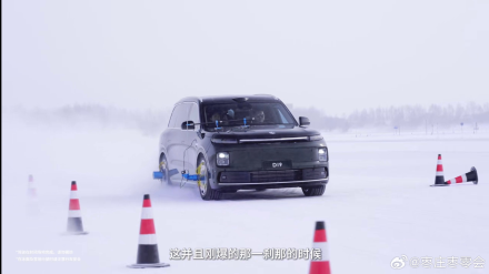 ليب موتور D19 تثبت تفوقها هندسيًا: أول SUV في العالم تجتاز اختبار انفجار إطارين متزامنين على الجليد