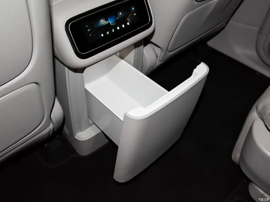 شبكة السيارات الصينية &ndash; ليب موتور D19 تثبت تفوقها هندسيًا: أول SUV في العالم تجتاز اختبار انفجار إطارين متزامنين على الجليد