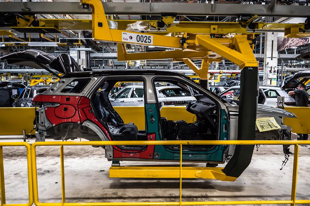 شبكة السيارات الصينية &ndash; بريطانيا تفتح أبواب مصانعها للصناعة الصينية: شيري تدرس إنتاج سياراتها داخل مصانع جاكوار لاند روفر لتعزيز وجودها الأوروبي