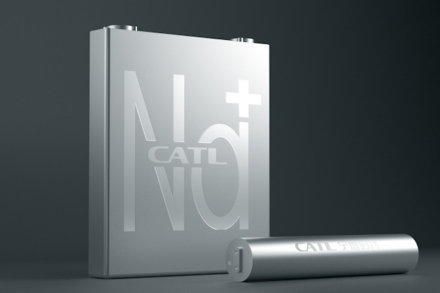 بطاريات الصوديوم تدخل سيارات الركاب رسميًا: CATL تطلق مرحلة جديدة قد تخفّض تكلفة السيارات الكهربائية وتغير قواعد المنافسة