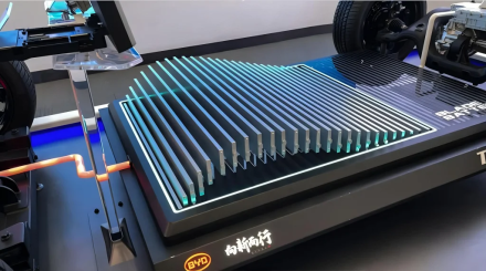 هيمنة صينية غير مسبوقة على سوق بطاريات السيارات الكهربائية عالميًا في 2025 وCATL تتزعم المجال.