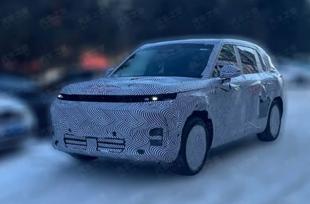 XPENG تتوسع: أول صور تجسسية لـ G02 تكشف SUV جديدة أقل من GX مع خيارَي المدى الممتد والكهرباء الكاملة