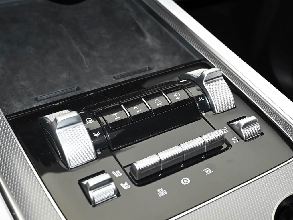 شبكة السيارات الصينية &ndash; تانك 700 الجديدة 2026 تعيد رسم معادلة الفخامة وقدرات الطرق الوعرة - فئتين Hi4-Z و Hi4-T بقوة تصل إلى 864 حصان وعزم 1195 نيوتن متر ومدى 1191 كم