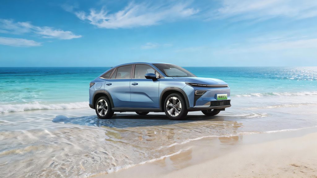 شبكة السيارات الصينية &ndash; جيلي تطلق Geely Boyue REV الجديدة كليًا: هل تكون البديل الحقيقي لتوجيلا؟ SUV بمدى شامل 1525 كم وتقنية EREV وسعر يبدأ من 56 ألف ريال