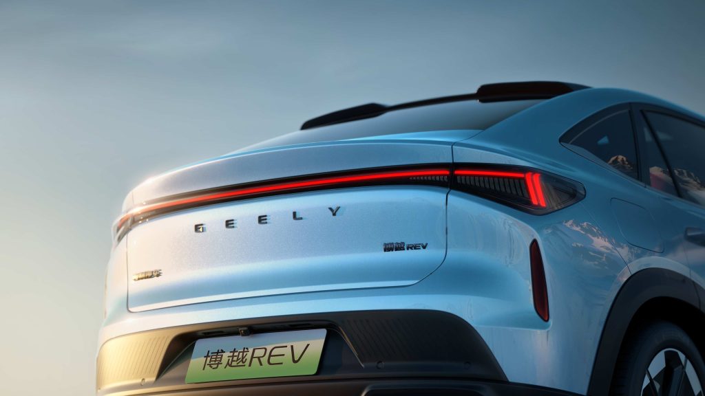 شبكة السيارات الصينية &ndash; جيلي تطلق Geely Boyue REV الجديدة كليًا: هل تكون البديل الحقيقي لتوجيلا؟ SUV بمدى شامل 1525 كم وتقنية EREV وسعر يبدأ من 56 ألف ريال