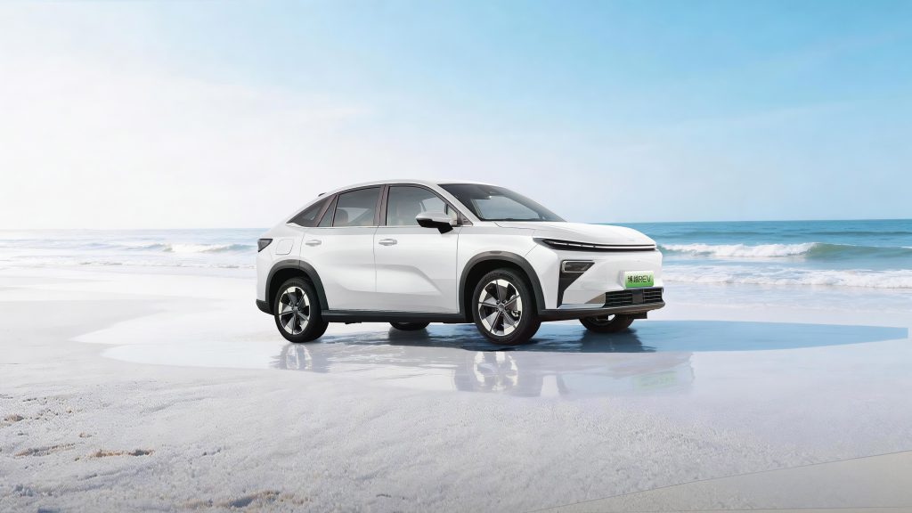 شبكة السيارات الصينية &ndash; جيلي تطلق Geely Boyue REV الجديدة كليًا: هل تكون البديل الحقيقي لتوجيلا؟ SUV بمدى شامل 1525 كم وتقنية EREV وسعر يبدأ من 56 ألف ريال