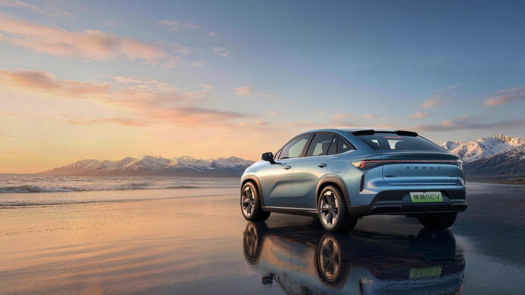 شبكة السيارات الصينية &ndash; جيلي تطلق Geely Boyue REV الجديدة كليًا: هل تكون البديل الحقيقي لتوجيلا؟ SUV بمدى شامل 1525 كم وتقنية EREV وسعر يبدأ من 56 ألف ريال