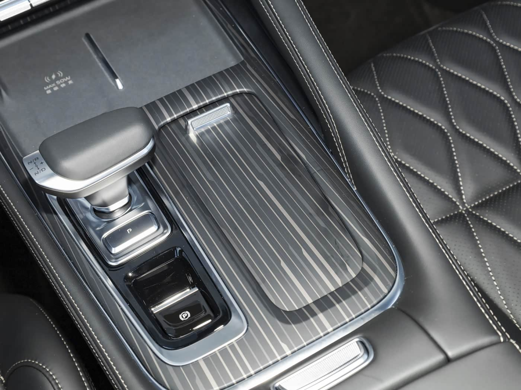 شبكة السيارات الصينية &ndash; جيلي مونجارو i-HEV 2026: سيارة هجينة بدون شحن بقوة 312 حصان واستهلاك 4.75 لتر… هل تتفوق على تويوتا هايبرد؟