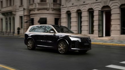 لي أوتو L9 2026 الجديدة تنطلق رسميًا: أول SUV عائلية فاخرة في الصين بتعليق نشط 800V وشاسيه كامل بالتحكم الإلكتروني ومدى يتجاوز 1650 كم