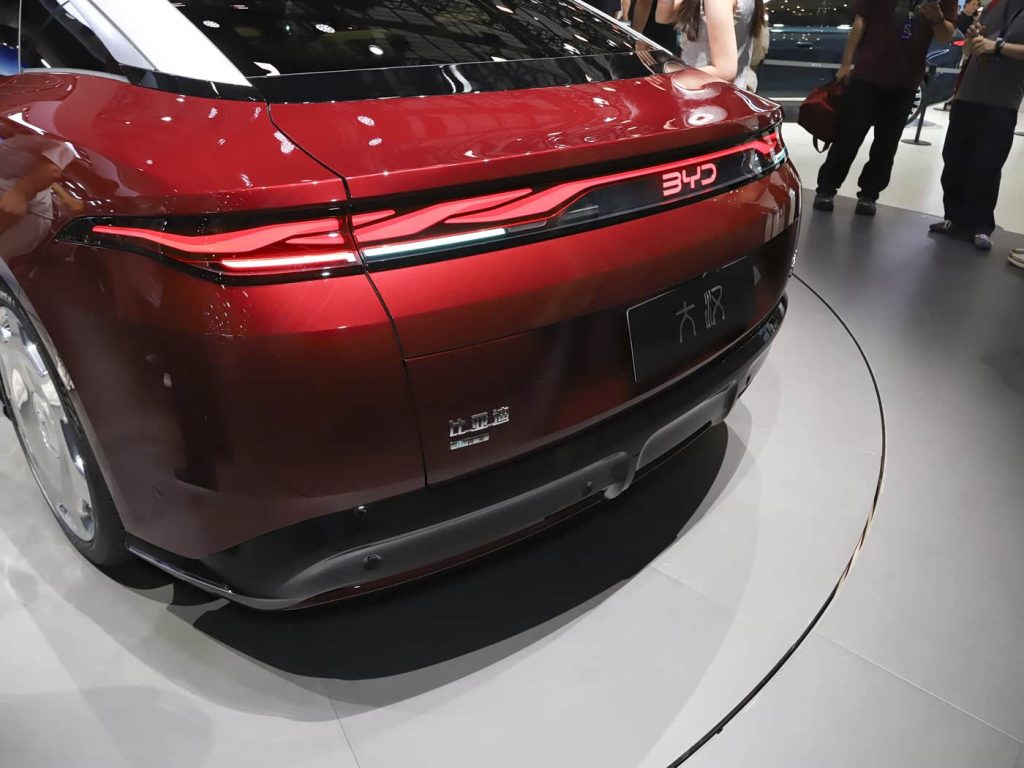 شبكة السيارات الصينية &ndash; معرض تشنغدو : BYD Da Han الكهربائية 775 حصان و 1008 كم مدى وسعر مذهل