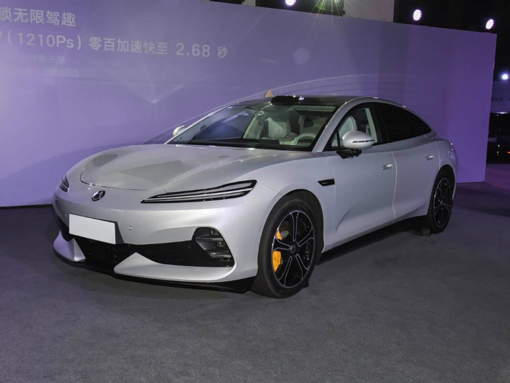 دينزا Z9S تنطلق في الصين: 1,210 حصان ومدى كهربائي 1,100 كم وشحن من 10 إلى 97% خلال 9 دقائق