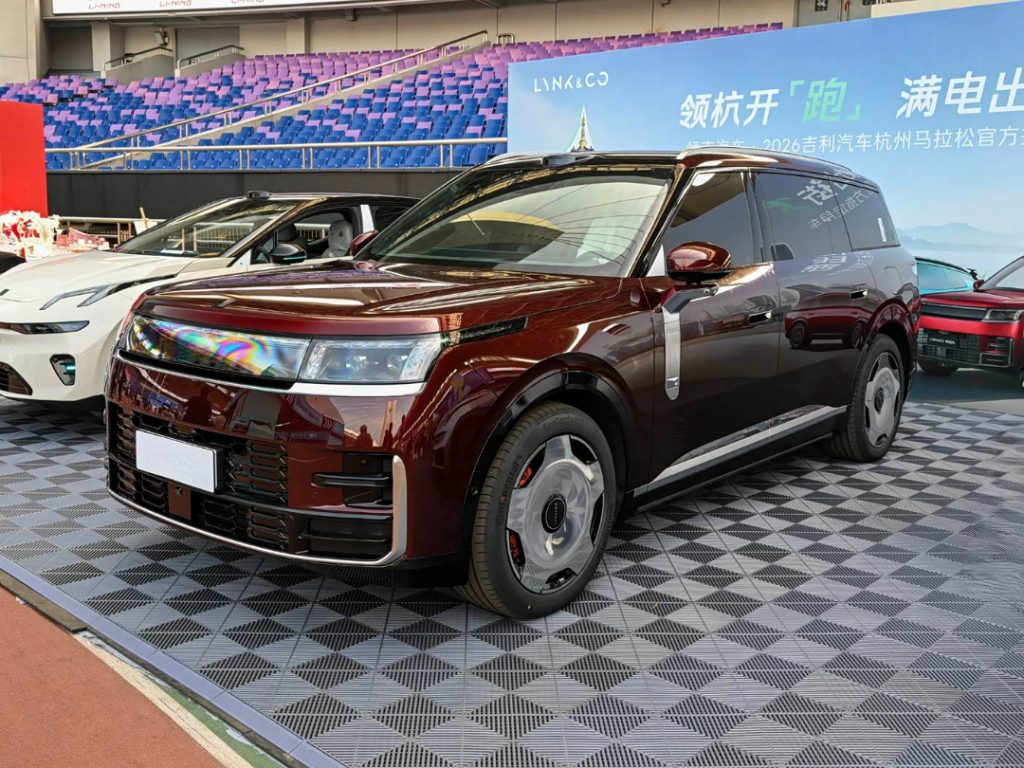 لينك آند كو 900L الجديدة تظهر بتصميم مختلف و7 مقاعد.. محرك 2.0 تيربو ومدى كهربائي يصل إلى 430 كم وتعليق هوائي 1 لينك آند كو 900L الجديدة تظهر بتصميم مختلف و7 مقاعد.. محرك 2.0 تيربو ومدى كهربائي يصل إلى 430 كم وتعليق هوائي